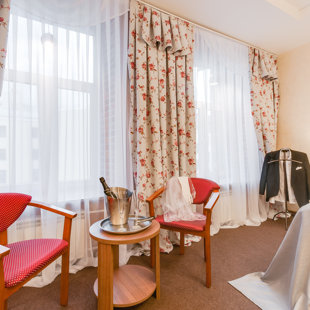 Номер люкс с джакузи и барной стойкой